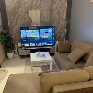 بمدخل خاص وجلسة خارجية شقة